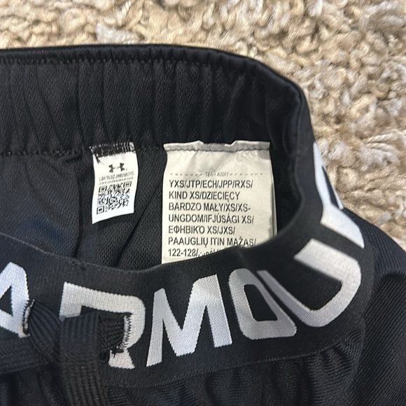 NWT youth girls extra small black athletic short with drawstring - Picture 2 of 3